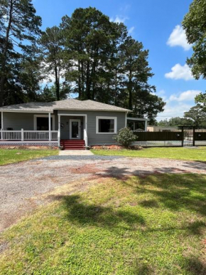 Train Depot - 3 BR Home with Pool, Sand Volleyball & Pool Table